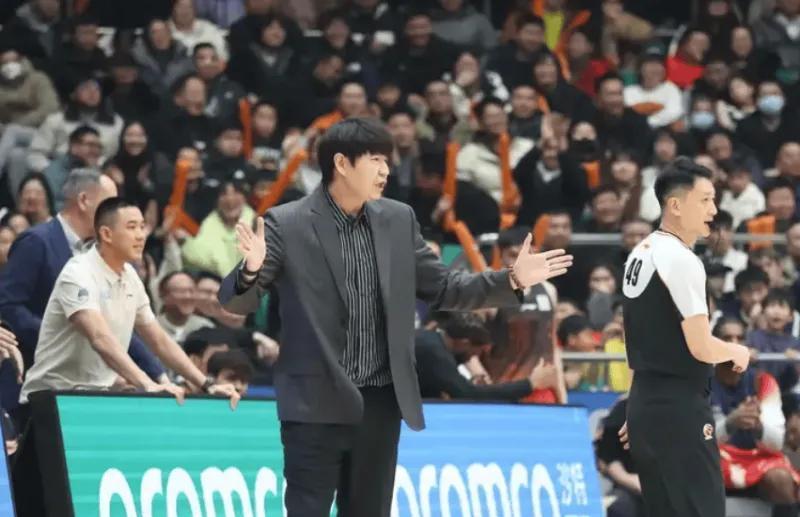 淘汰浙江邱彪场边采访！强调国内球员敢于承担，赞陈林坚地位提升