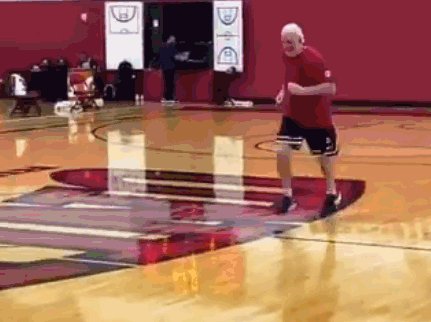 开云中国官方网站-72岁波波惨遭折返跑 美国男篮轻松备战尼日利亚